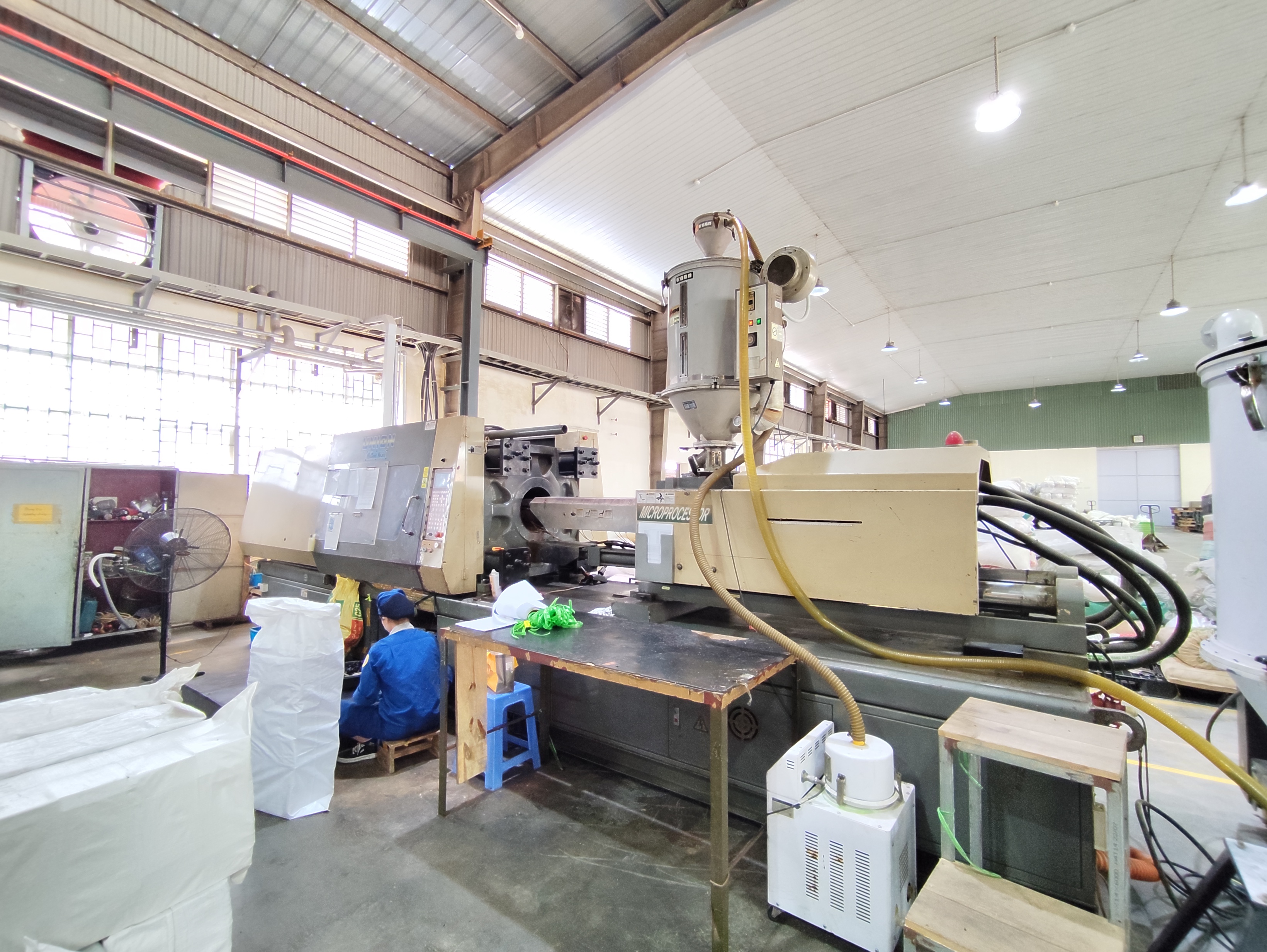 Plastic injection molding machine 3.jpg